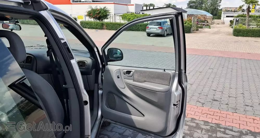 CHRYSLER Voyager 2.4 SE