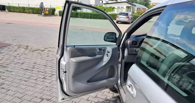 CHRYSLER Voyager 2.4 SE