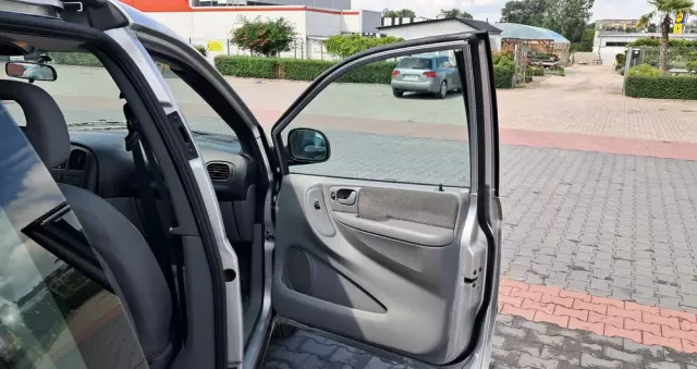 CHRYSLER Voyager 2.4 SE