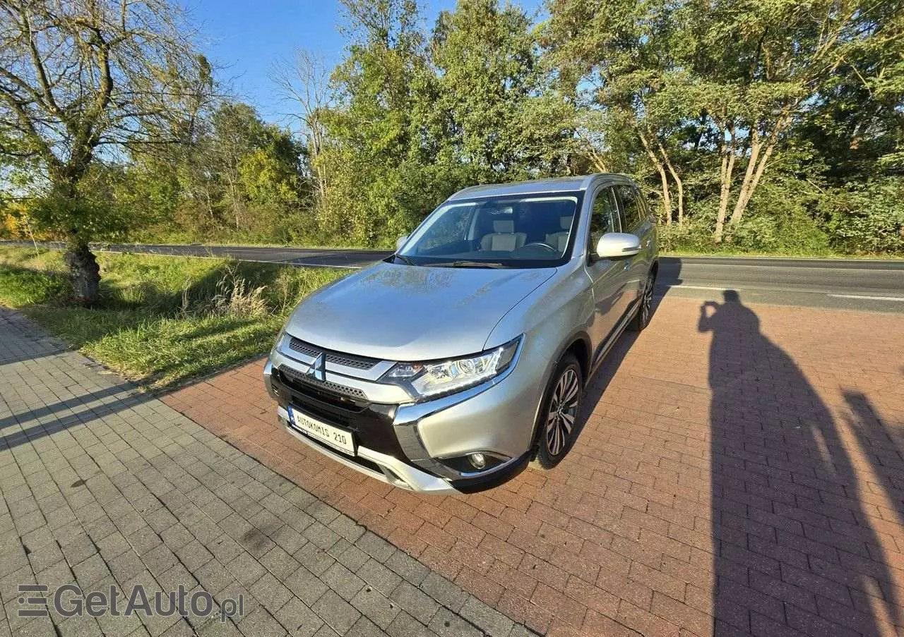 MITSUBISHI Outlander 2.0 2WD CVT Diamant Edition