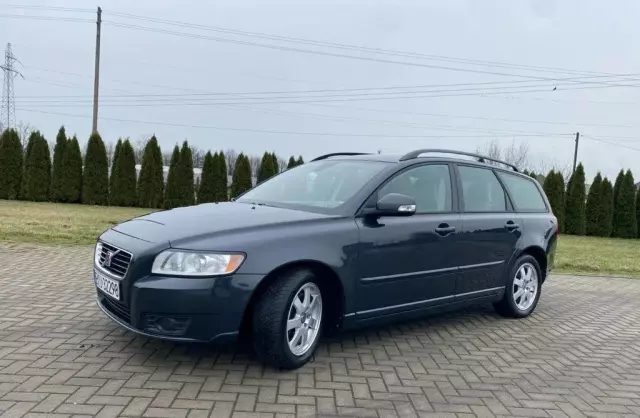 VOLVO V50 