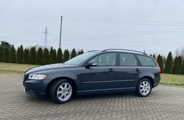 VOLVO V50 