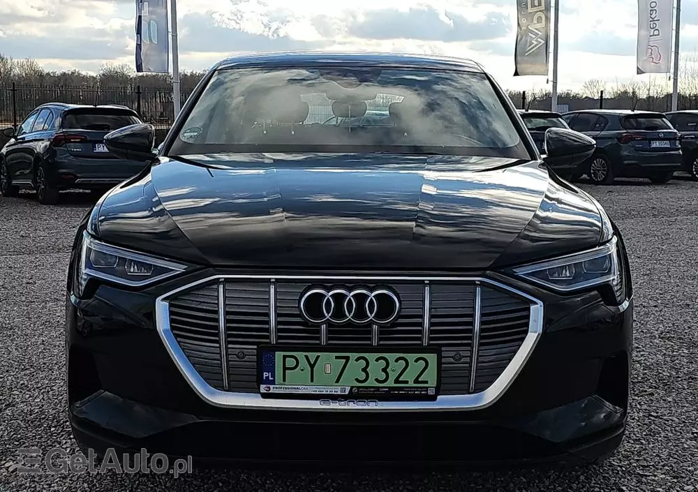 AUDI E-tron 