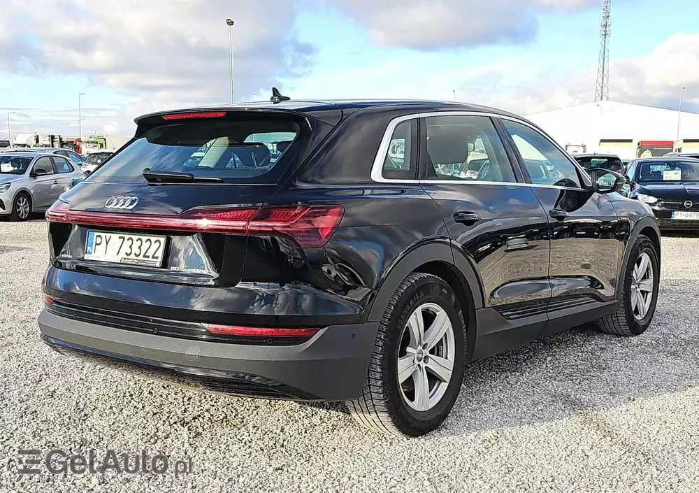 AUDI E-tron 
