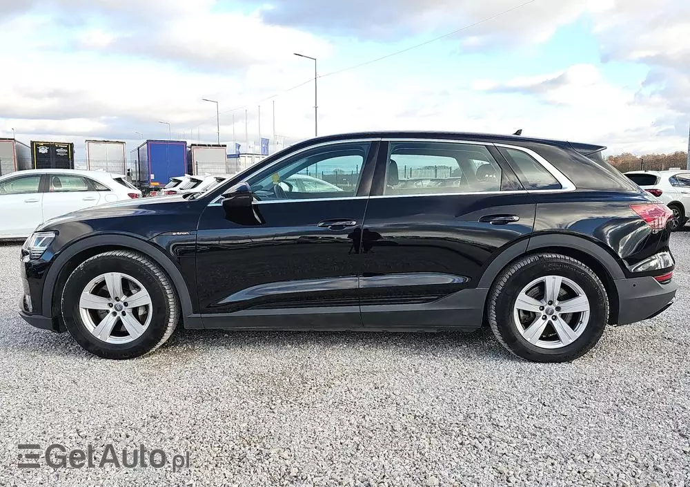 AUDI E-tron 