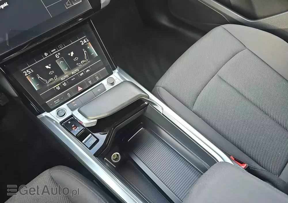 AUDI E-tron 