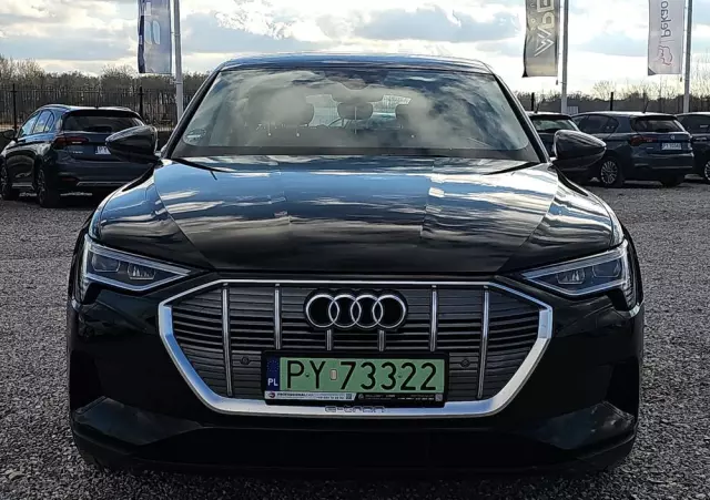 AUDI E-tron 