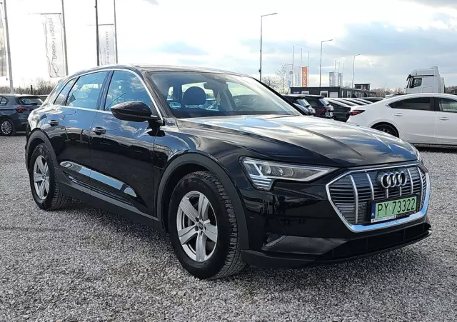 AUDI E-tron 