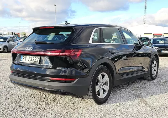 AUDI E-tron 