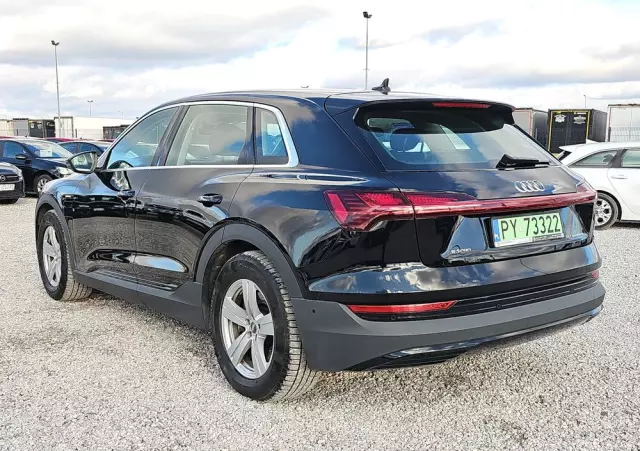 AUDI E-tron 