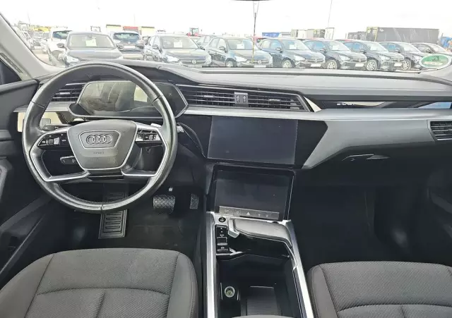 AUDI E-tron 