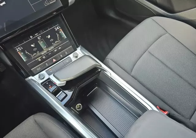 AUDI E-tron 
