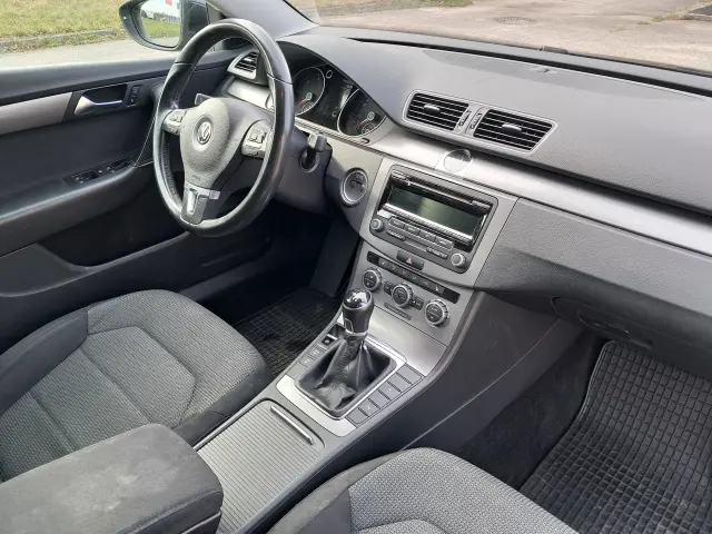 VOLKSWAGEN Passat Comfortline