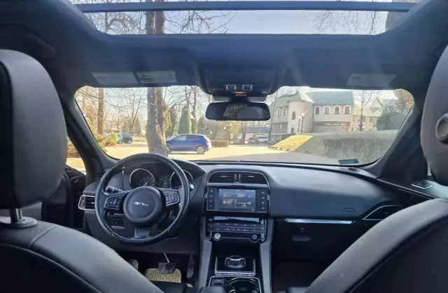 JAGUAR F-Pace 