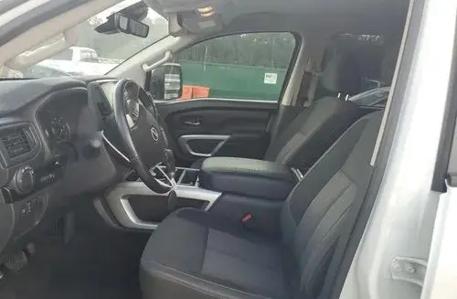NISSAN Titan 