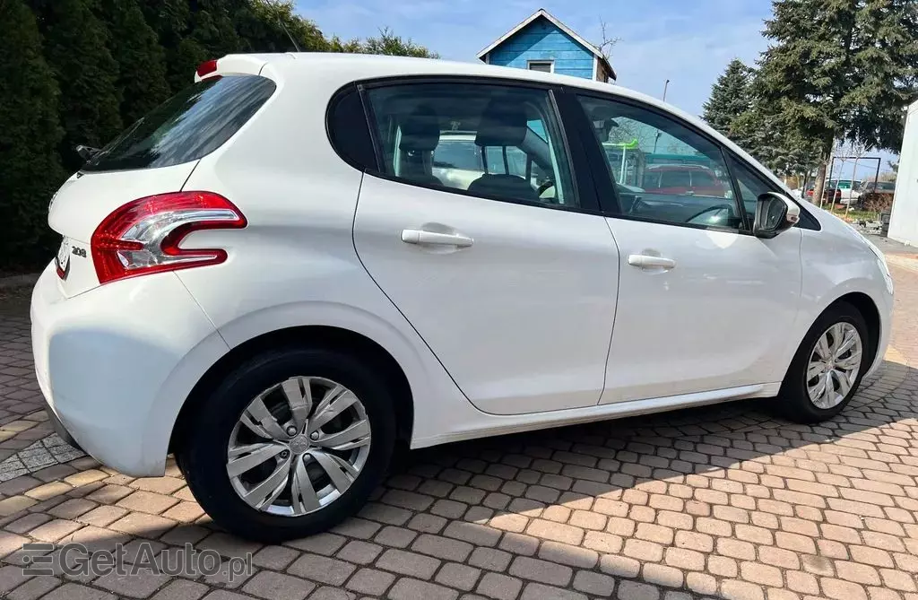 PEUGEOT 208 