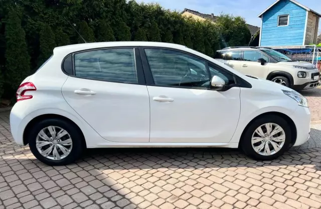 PEUGEOT 208 