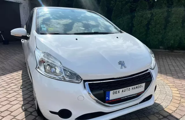 PEUGEOT 208 