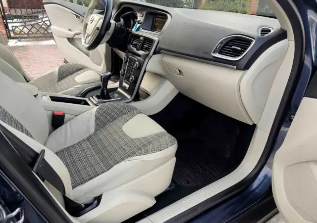 VOLVO V40 Cross Country D2 Pro