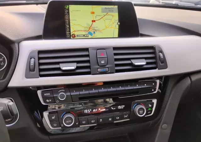 BMW Seria 3 318d Touring Luxury Line