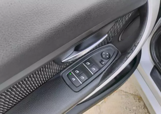 BMW Seria 3 318d Touring Luxury Line