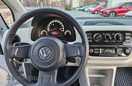 VOLKSWAGEN Up! 