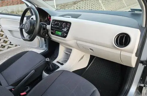 VOLKSWAGEN Up! 