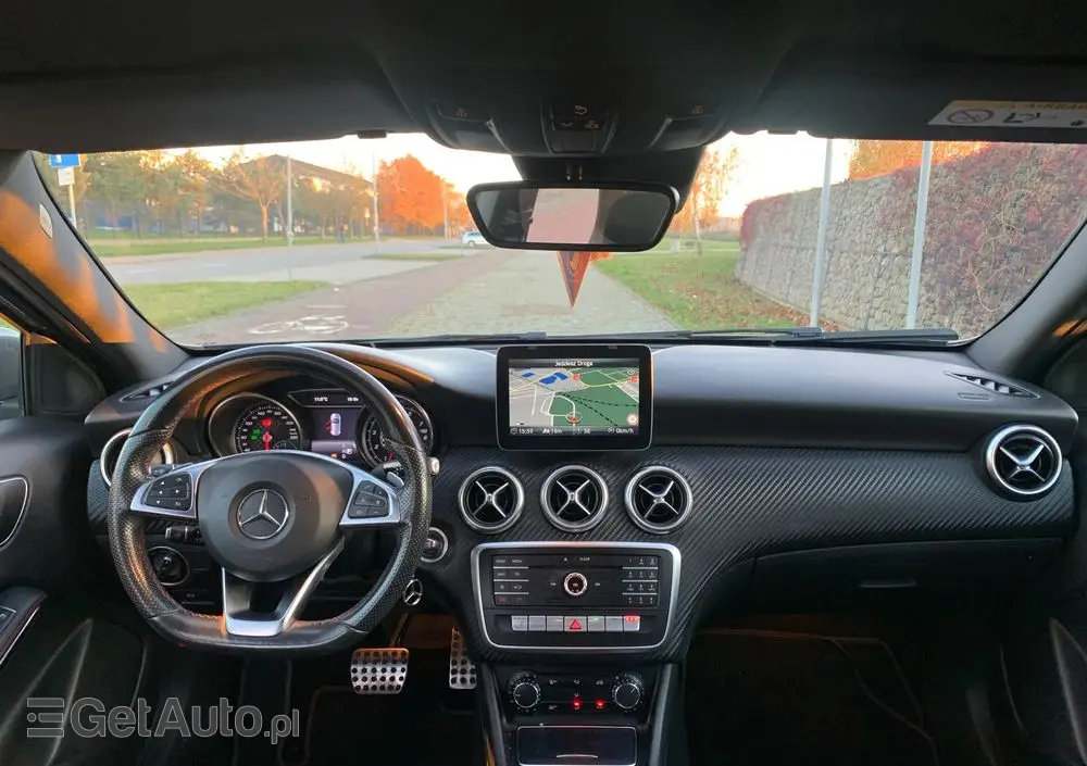 MERCEDES-BENZ Klasa A 180 7G-DCT AMG Line