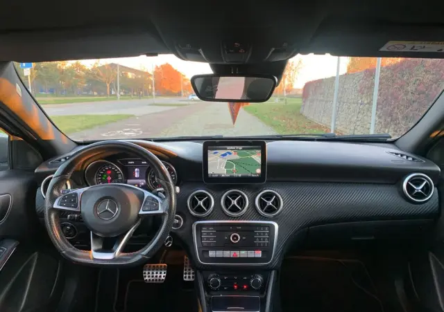 MERCEDES-BENZ Klasa A 180 7G-DCT AMG Line