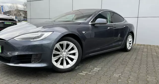 TESLA Model S Standard Reichweite