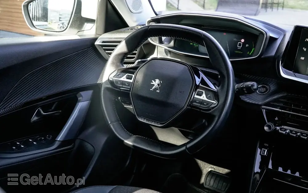 PEUGEOT 2008 BlueHDi 130 EAT8 Allure Pack