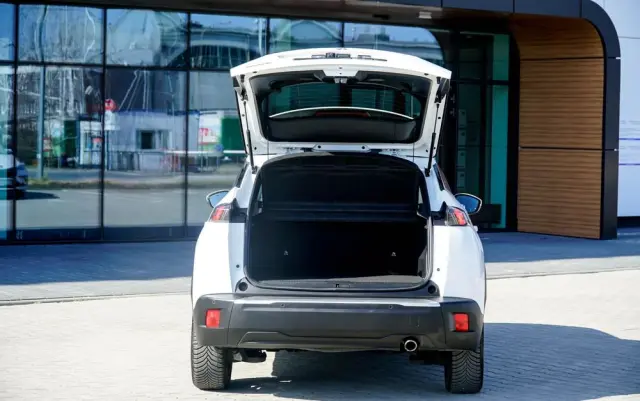 PEUGEOT 2008 BlueHDi 130 EAT8 Allure Pack