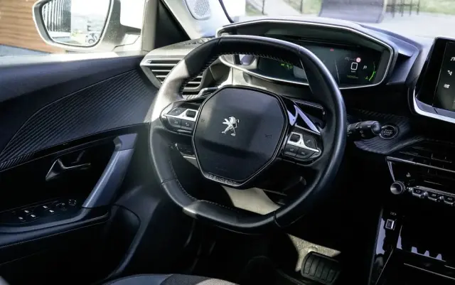 PEUGEOT 2008 BlueHDi 130 EAT8 Allure Pack