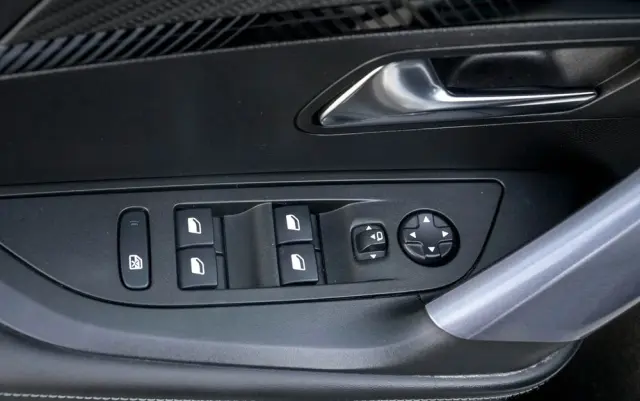 PEUGEOT 2008 BlueHDi 130 EAT8 Allure Pack