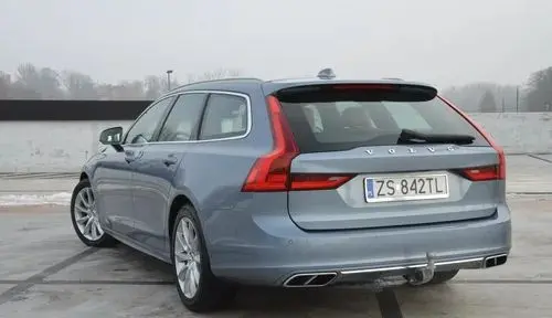 VOLVO V90 