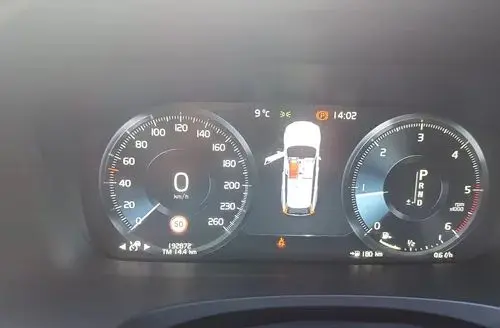 VOLVO V90 