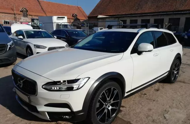 VOLVO V90 