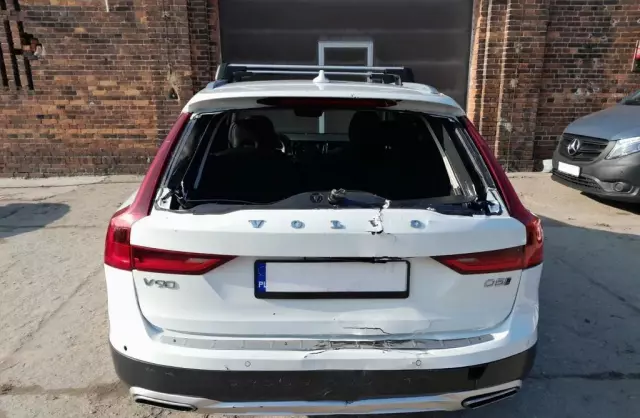 VOLVO V90 