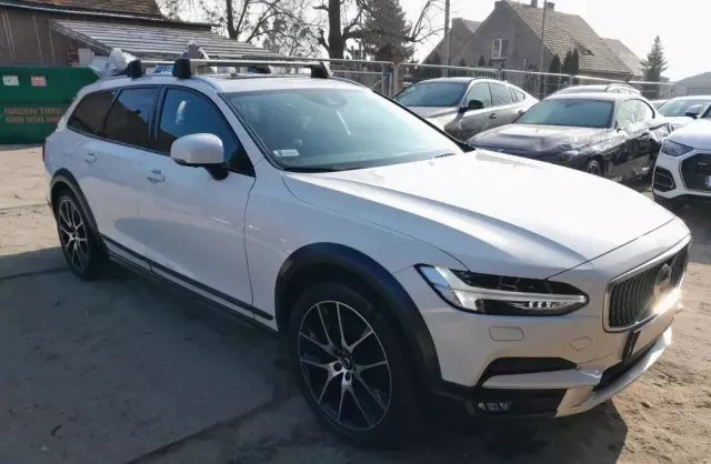 VOLVO V90 