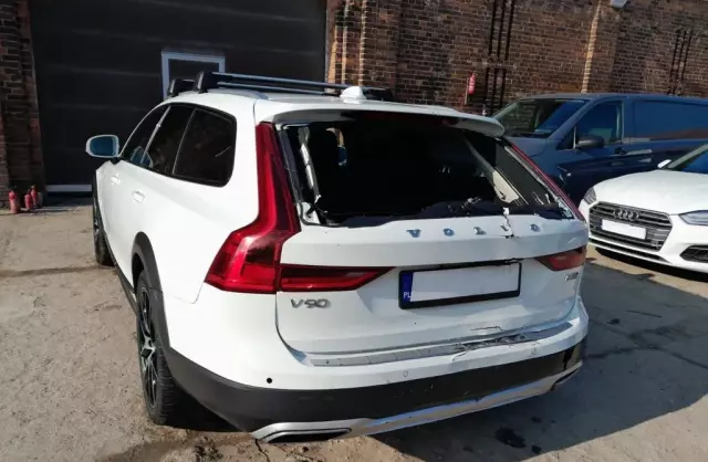 VOLVO V90 