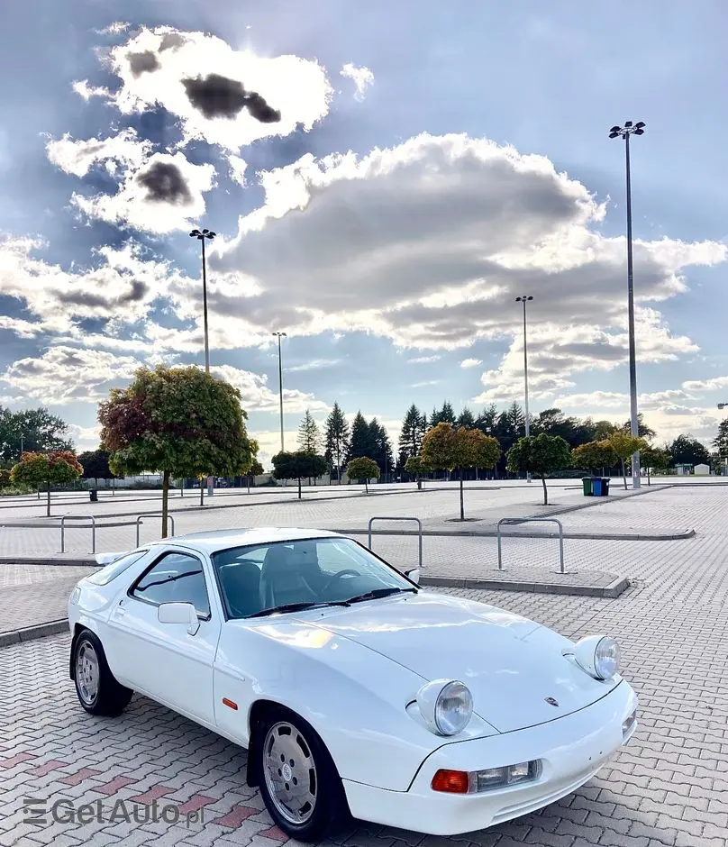 PORSCHE 928 