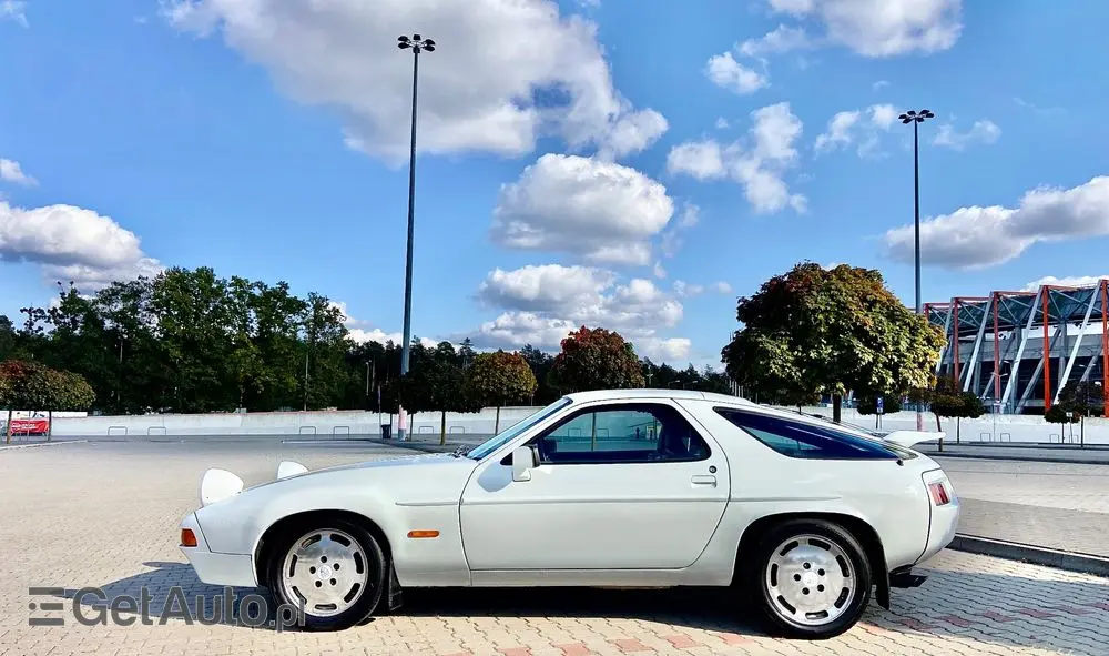 PORSCHE 928 