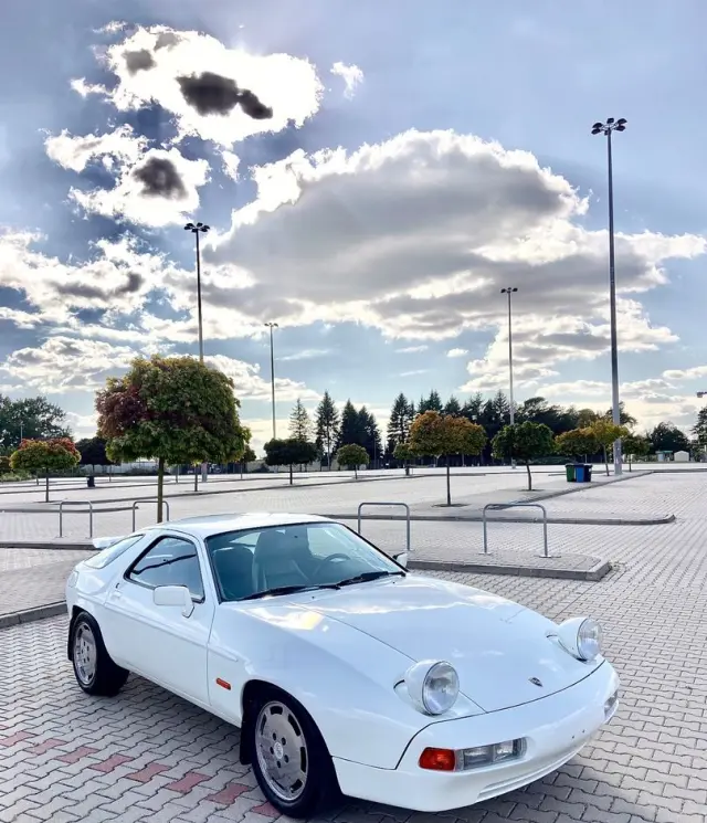 PORSCHE 928 