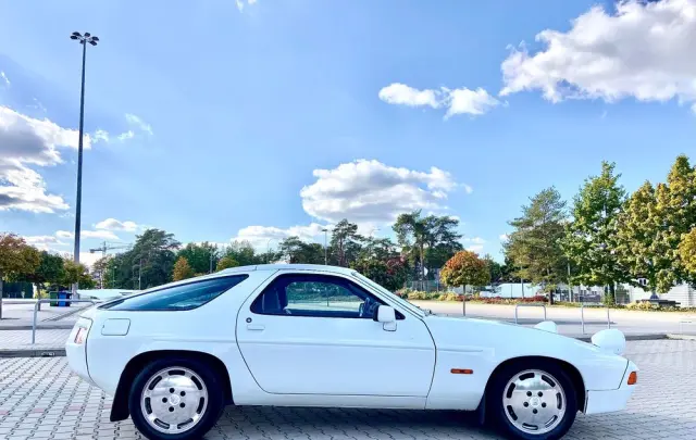 PORSCHE 928 