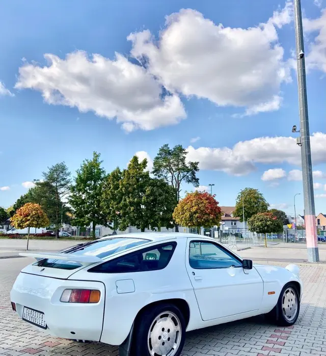 PORSCHE 928 