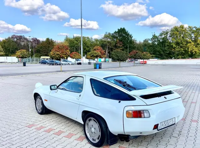 PORSCHE 928 
