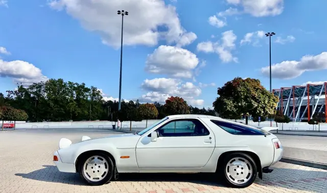 PORSCHE 928 