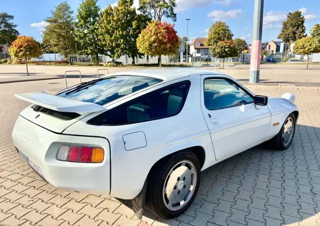 PORSCHE 928 
