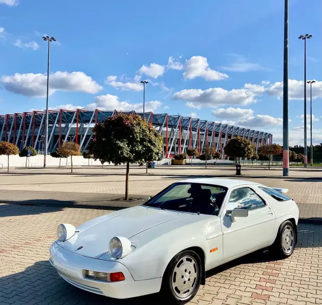 PORSCHE 928 