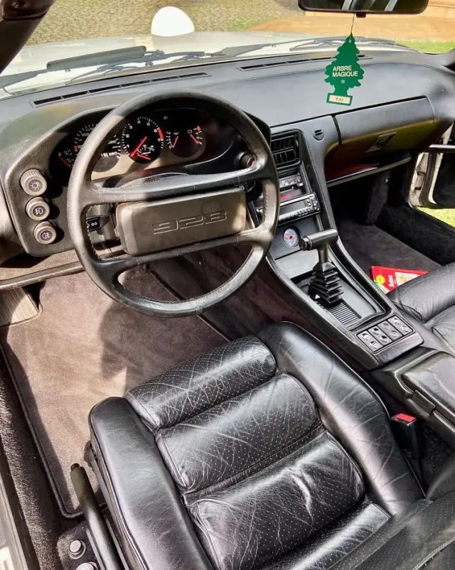 PORSCHE 928 